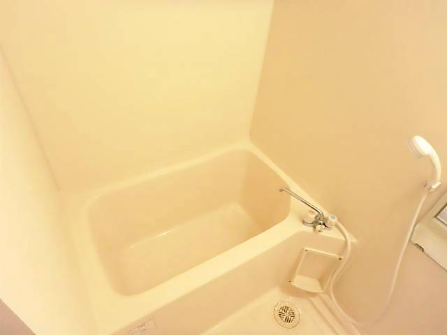 バス・シャワールーム　清潔感のあるお風呂です