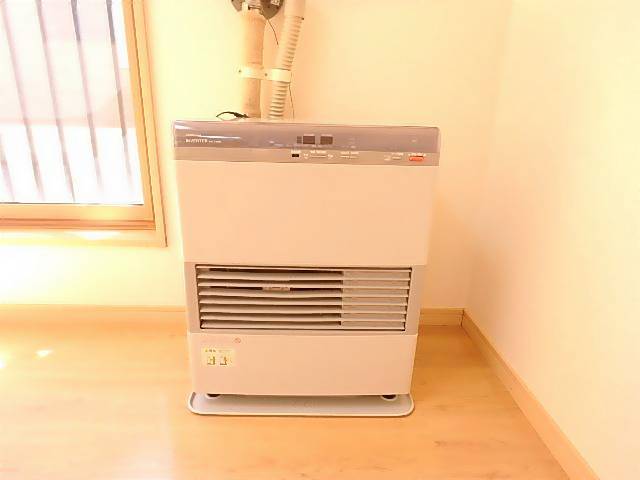 その他設備　１階リビングの灯油ＦＦストーブです