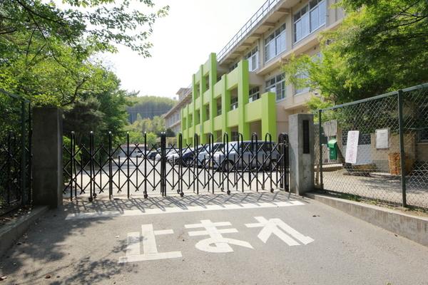 小学校　向日市立第2向陽小学校（小学校）まで137m