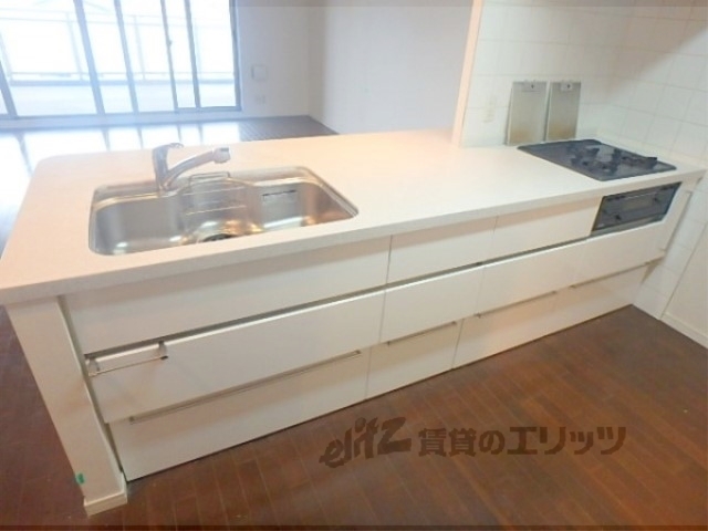 キッチン　広々としたシステムキッチンです。