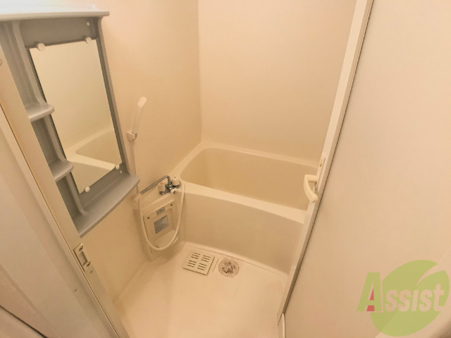 バス・シャワールーム　バスルームは狭すぎず、シャワーも浴びやすそうです。