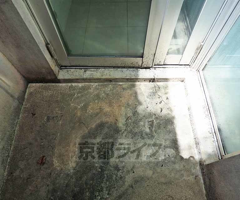 バルコニー　光差すバルコニーです。