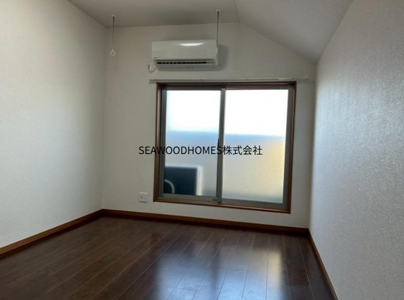 居室・リビング　どんなインテリアも映える落ち着いたフローリング。