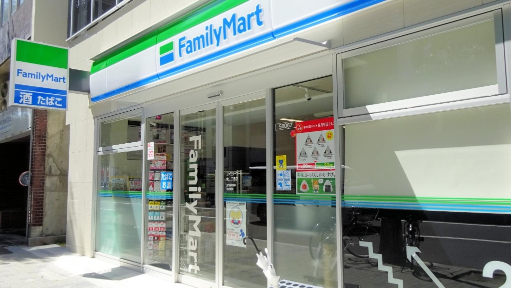 コンビニ　ファミリーマート 栄二丁目店（コンビニ）まで73m