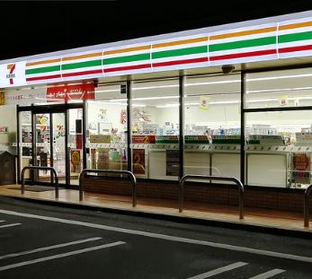コンビニ　セブンイレブン（コンビニ）まで470m