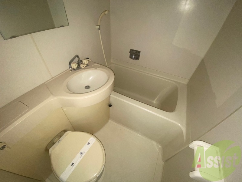 バス・シャワールーム　ユニットバスです。コンパクトなつくりになってます！