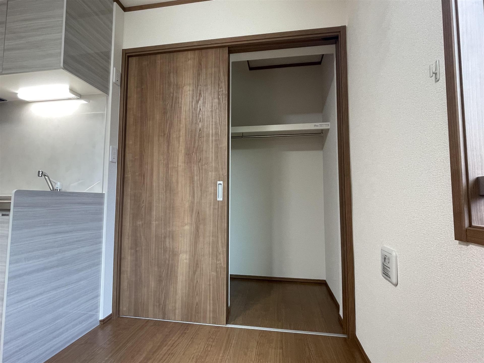 収納　棚板とポールがついているので便利に収納できます