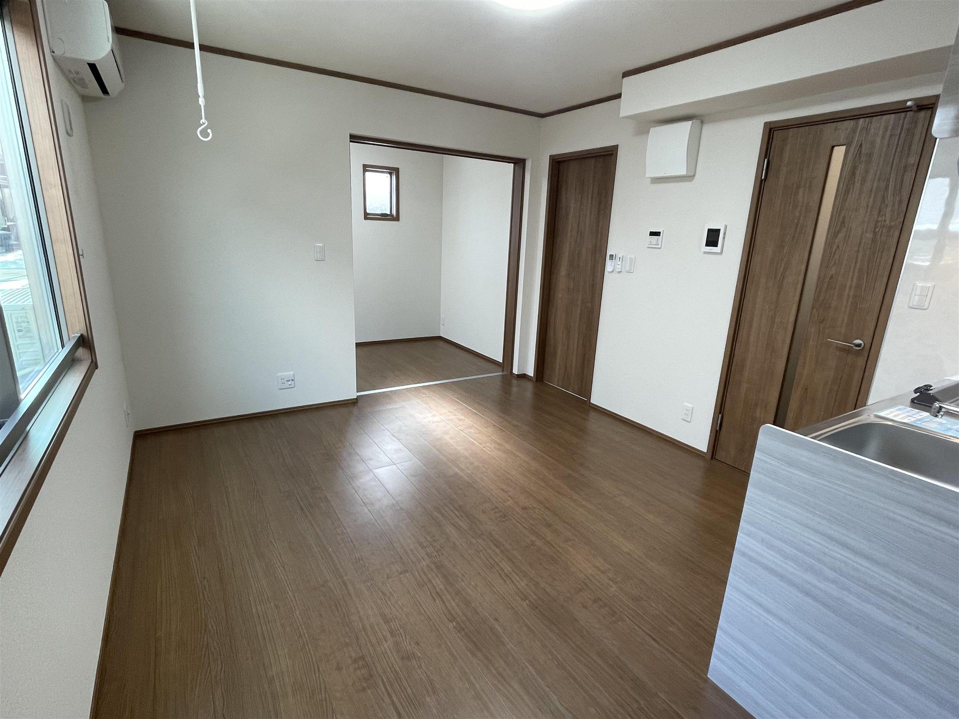 居室・リビング　2部屋続きのお部屋でいろいろ使えます