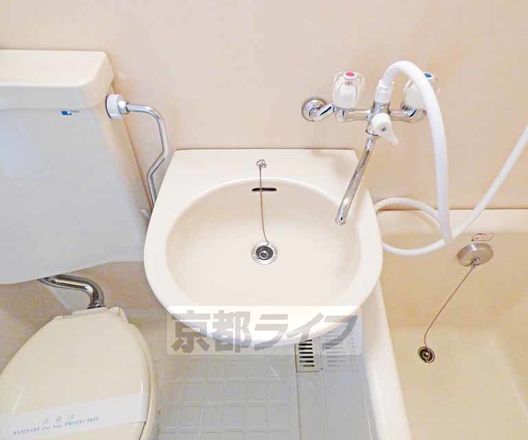 洗面設備　綺麗な洗面台です。