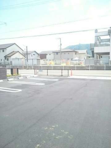 駐車場　駐車場があるので、車を買う予定の方も安心です