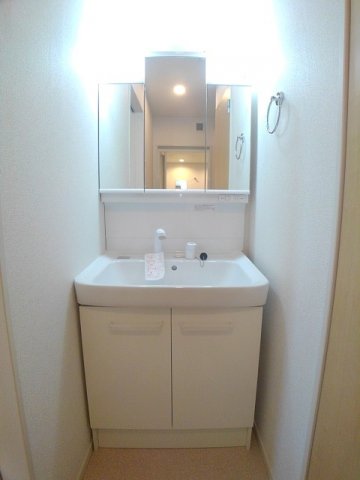 洗面設備　ゆったりとスペースのある洗面所