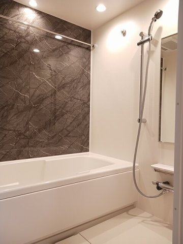 バス・シャワールーム　落ち着いた空間のお風呂です