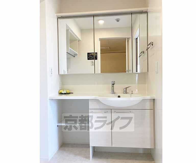 洗面設備　かなり広い洗面所です