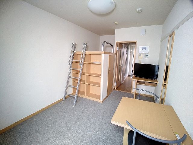 居室・リビング　現況を優先　1Ｆフローリング　2Ｆ以上カーペット