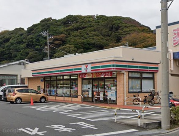 コンビニ　セブンイレブン（コンビニ）まで985m