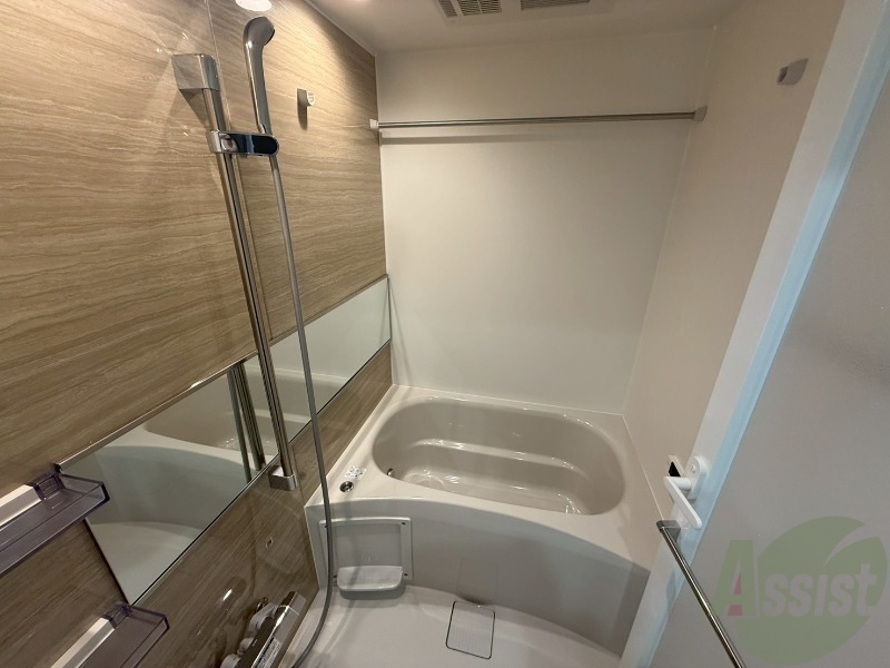 バス・シャワールーム　浴室は追い焚き給湯と浴室乾燥機付きです。嬉しいですね。