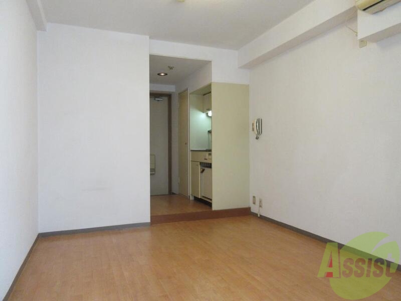 居室・リビング　フローリング貼りの室内です