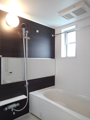 バス・シャワールーム　落ち着いた空間のお風呂です