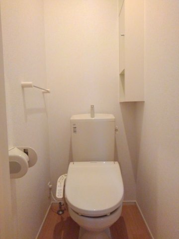 トイレ　落ち着いた色調のトイレです