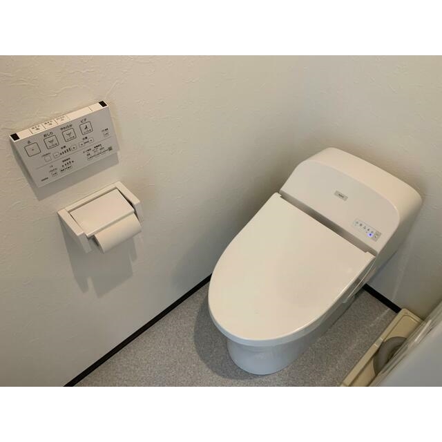 トイレ　落ち着いた色調のトイレです