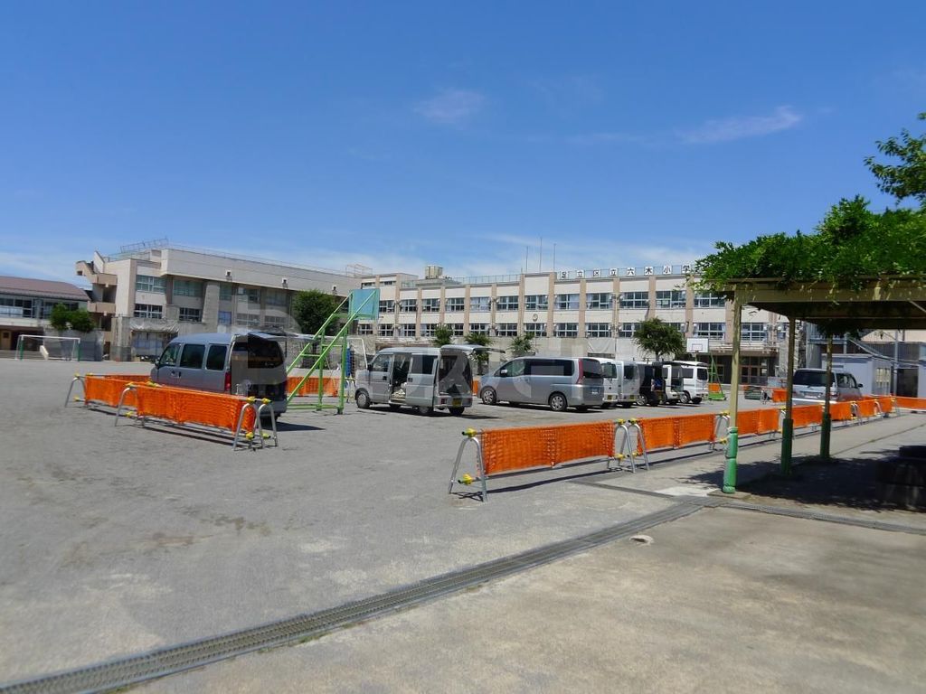 小学校　足立区立六木小学校（小学校）まで330m