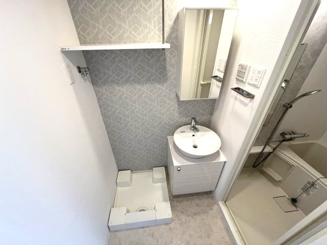 洗面設備　写真は他部屋の反転間取りとなっております。