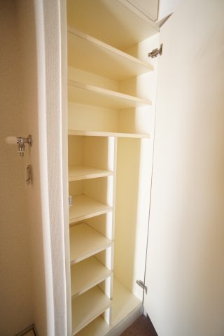 玄関　玄関には大型シューズBOXを設置♪※同間取り・別部屋の写真