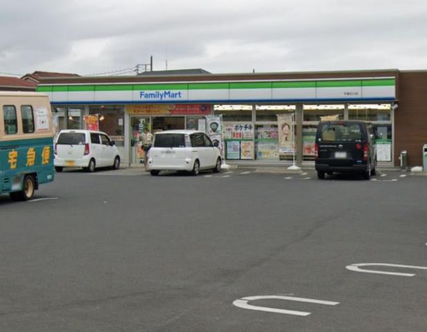 コンビニ　ファミリーマート（コンビニ）まで1081m