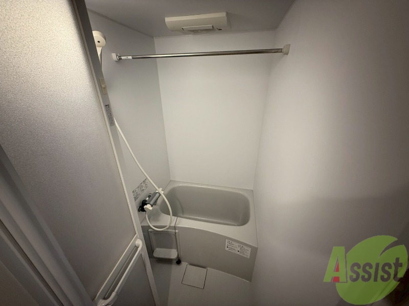 バス・シャワールーム　浴室は浴室乾燥機付きです。便利な設備ですね。