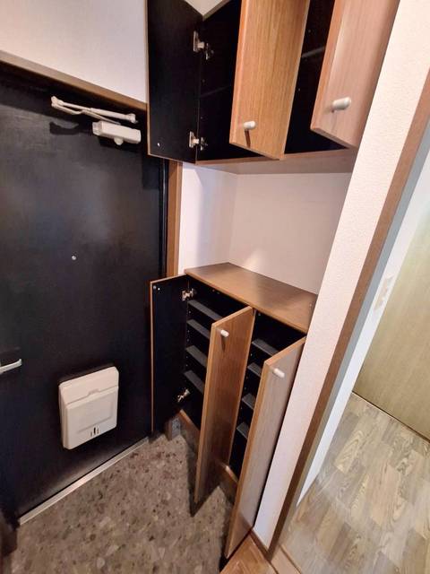 玄関　玄関にはシューズボックスあり