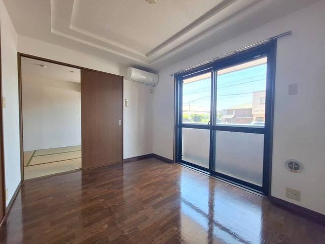 居室・リビング　南向きの明るい洋室５．９帖