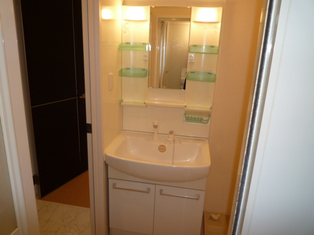 洗面設備　人気設備　シャンプードレッサー、室内洗濯機置場