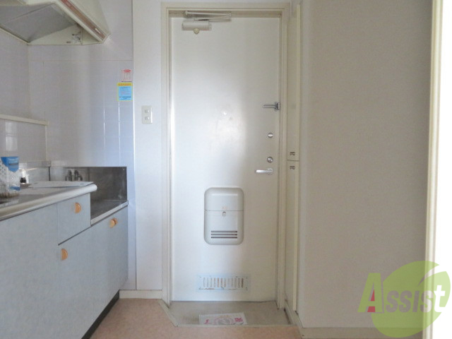 玄関　玄関です。少し狭いですが、傘立ても置けますね。