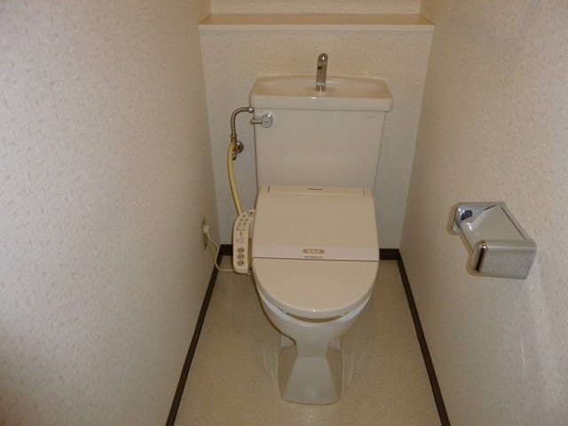 トイレ　もちろん温水洗浄暖房便座です