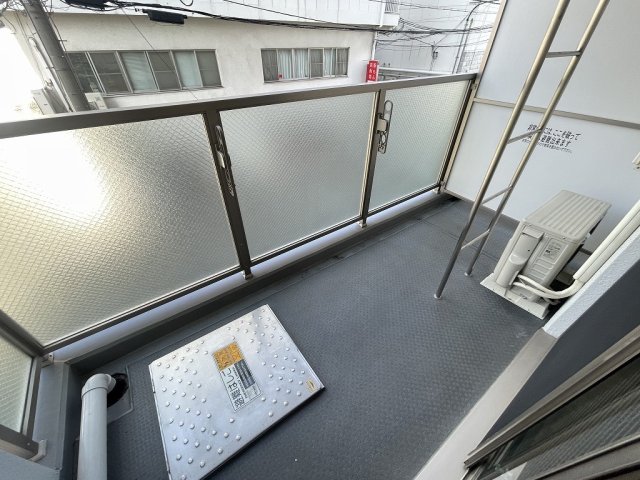 バルコニー　暖かな日差しのふりそそぐバルコニー