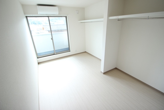 居室・リビング　同物件別室です