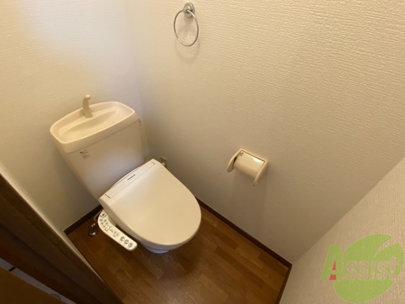 トイレ　温水洗浄付きの便座です。便利で使い勝手がいいですね。