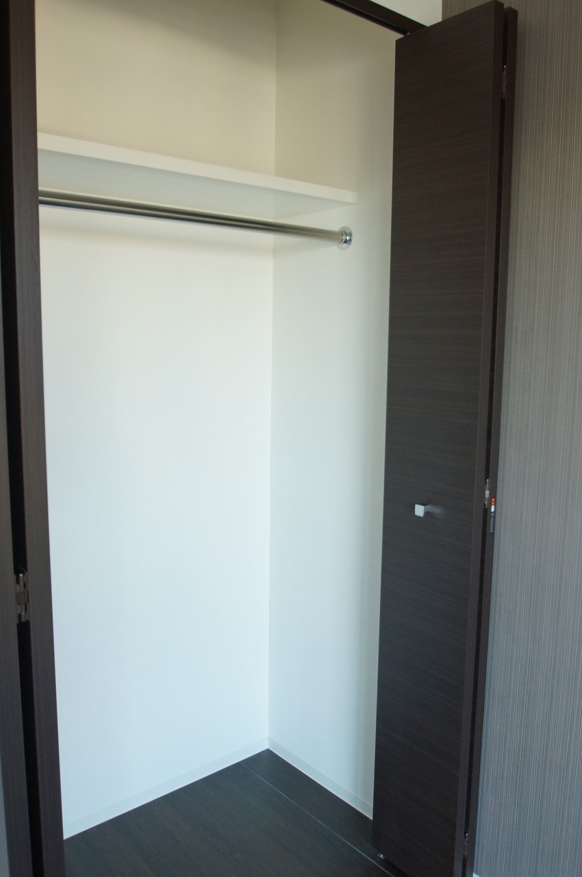 収納　ハンガーパイプ付きクローゼット