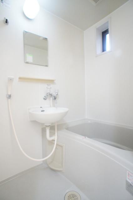 バス・シャワールーム　バスルームは浴槽付なので、ゆったり湯船につかれますね♪