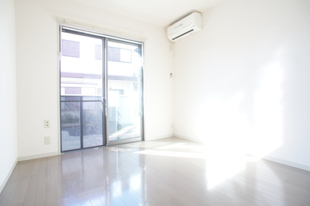 居室・リビング　室内はフローリングで雰囲気のいい内装です！