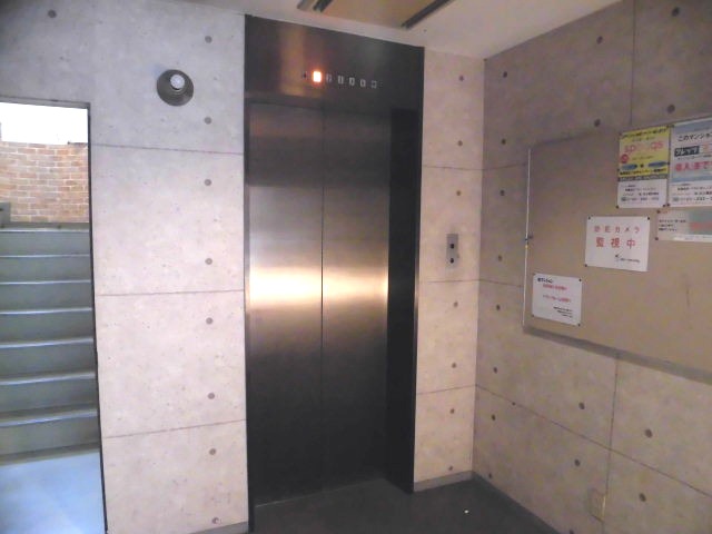 エントランス　エレベーターです