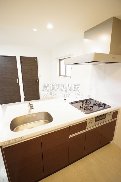 キッチン　3口コンロのシステムキッチンです！カウンター式♪