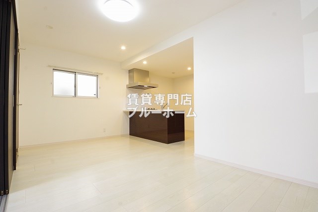 居室・リビング　12.7帖の広いリビングです！