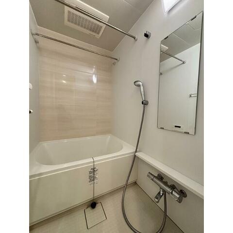 バス・シャワールーム　清潔感のあるバスルームです。