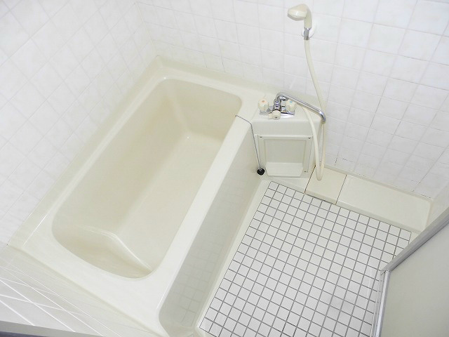 バス・シャワールーム　爽やかな印象の浴室。