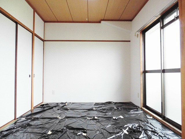 その他部屋・スペース　南東からの光が降り注ぐ和室。畳をブラックシートで保護していま
