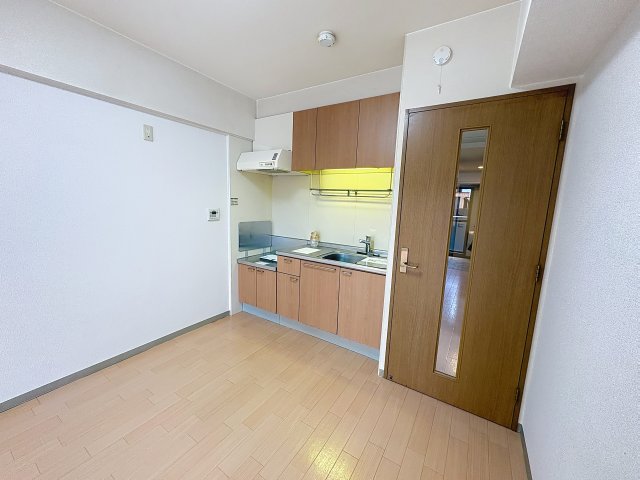 キッチン　掲載写真は同型モデルを掲載しており実際のお部屋と仕様等が異な