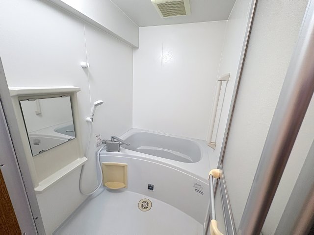 バス・シャワールーム　掲載写真は同型モデルを掲載しており実際のお部屋と仕様等が異な