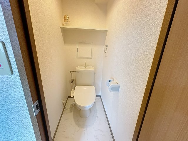 トイレ　掲載写真は同型モデルを掲載しており実際のお部屋と仕様等が異な
