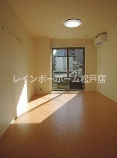 居室・リビング　こちらのリビングで趣味の時間をお楽しみください